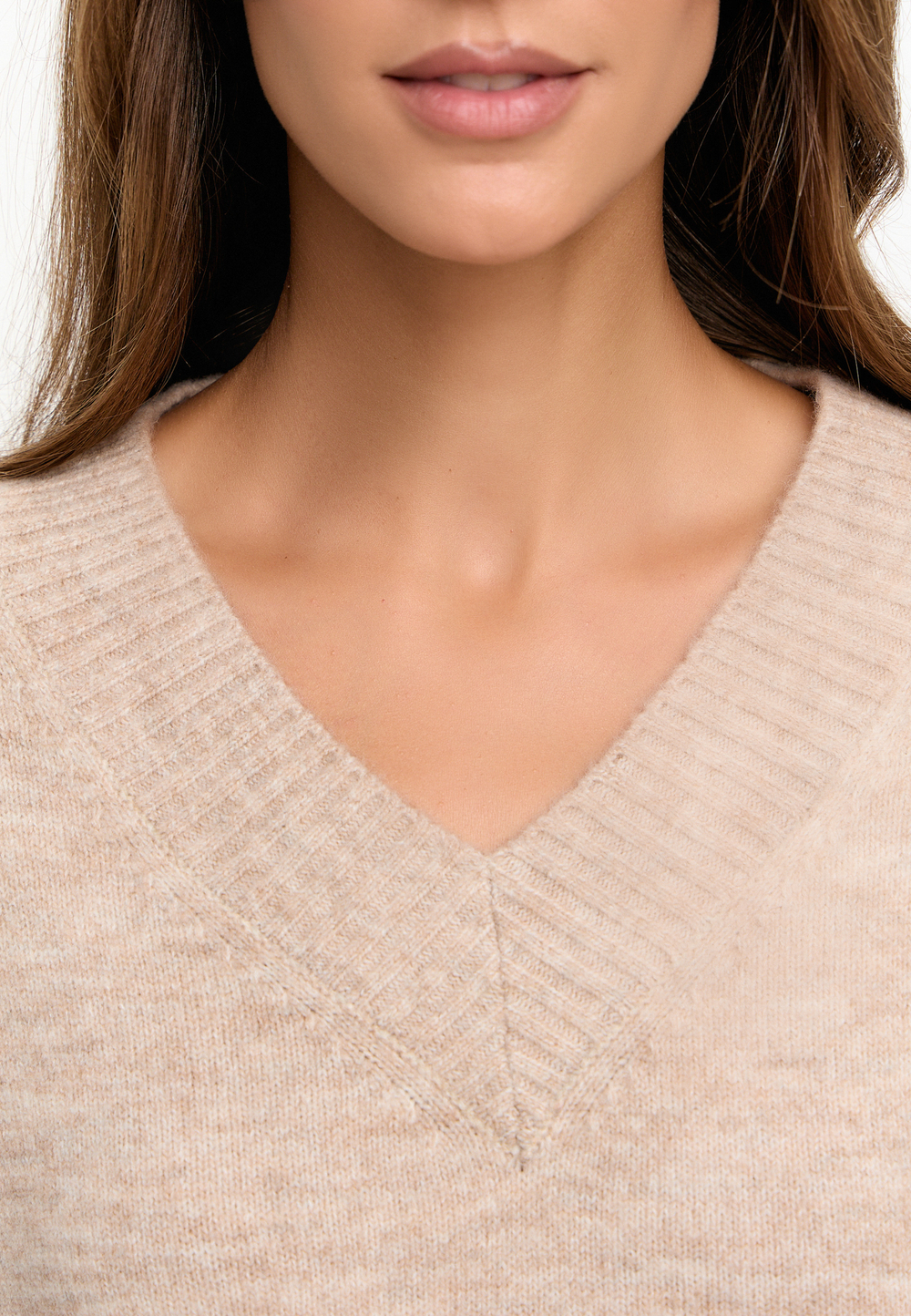Джемпер с V-образным вырезом