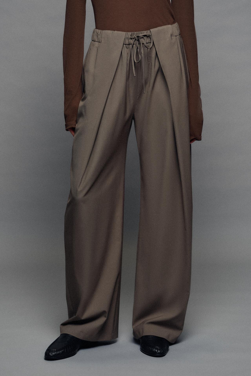ZARA БРЮКИ СО СКЛАДКАМИ — ZW COLLECTION, СЕРО-КОРИЧНЕВЫЙ