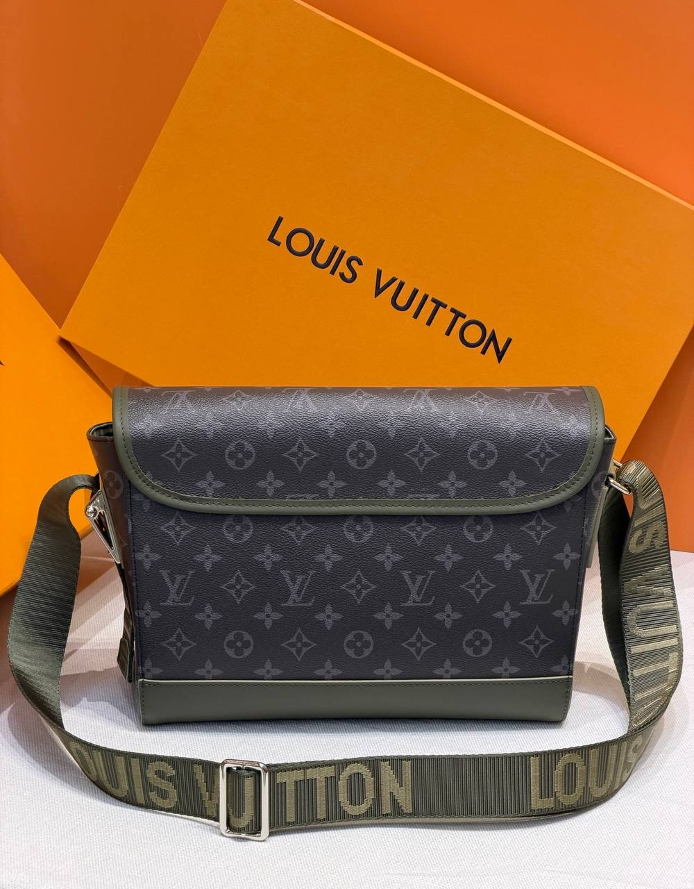 Сумка через плечо/мессенджер Louis Vuitton Courrier