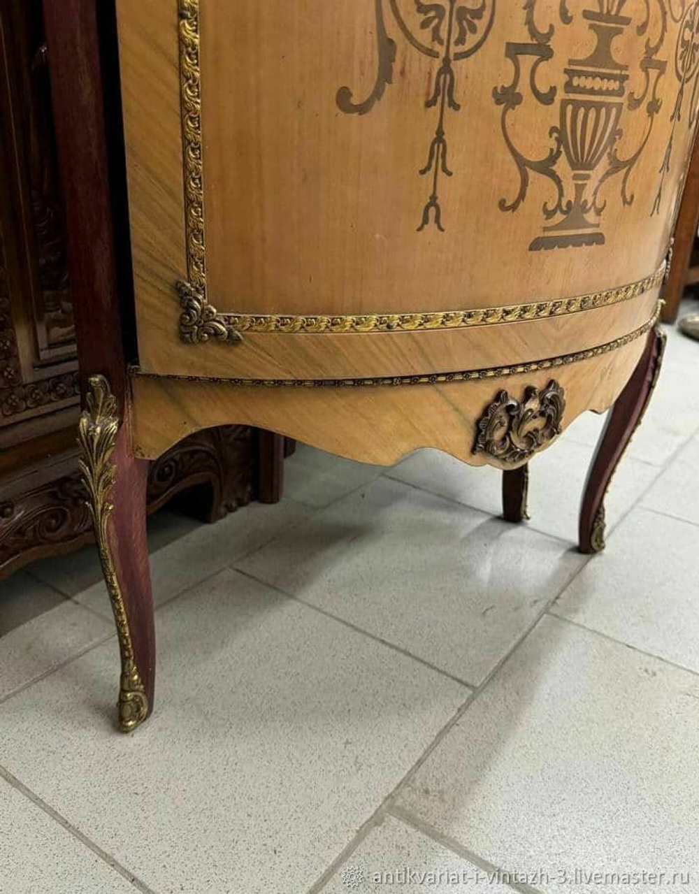 Угловая старинная витрина
