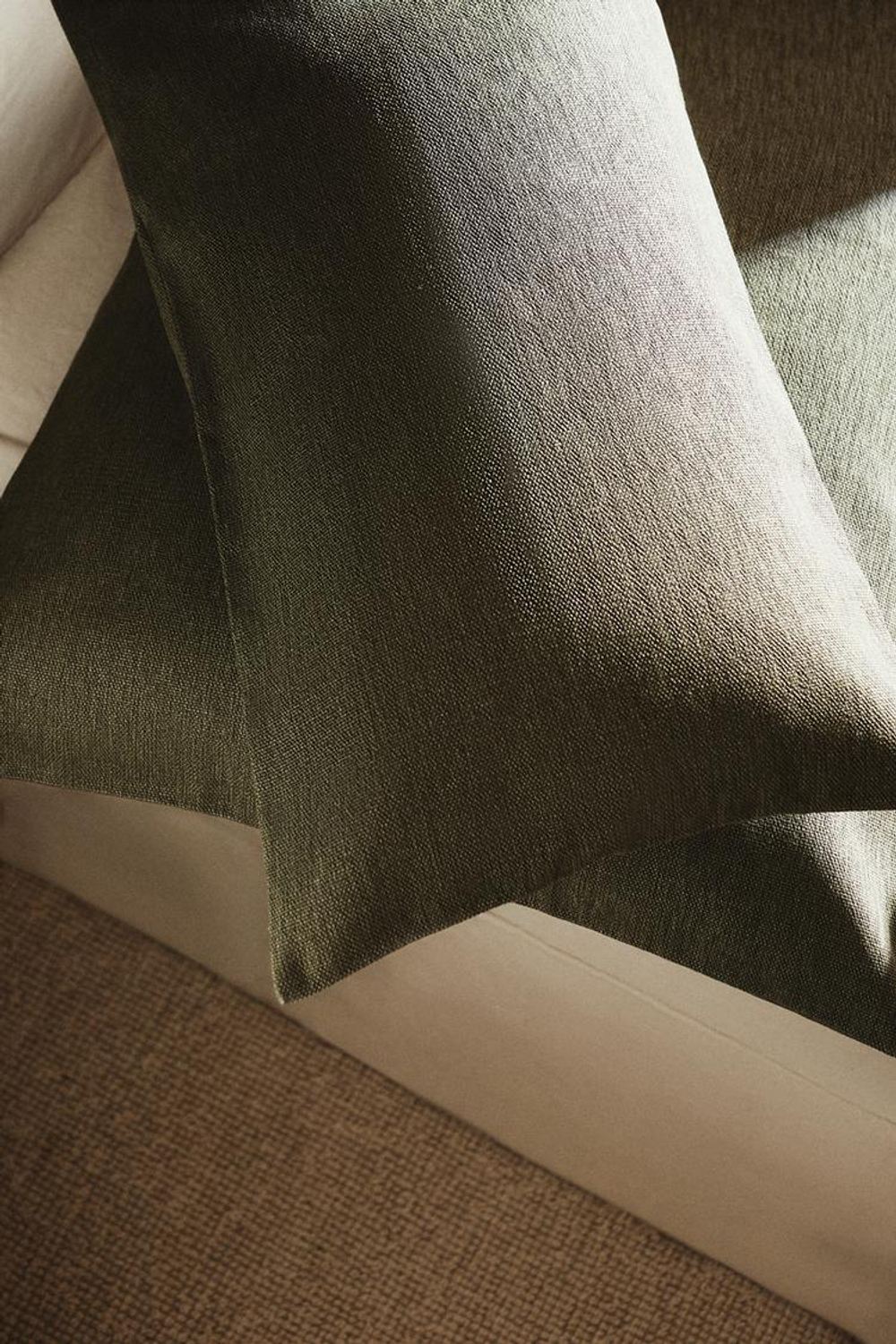 ZARA HOME ОДНОТОННЫЙ ЧЕХОЛ ДЛЯ ДЕКОРАТИВНОЙ ПОДУШКИ, ХАКИ