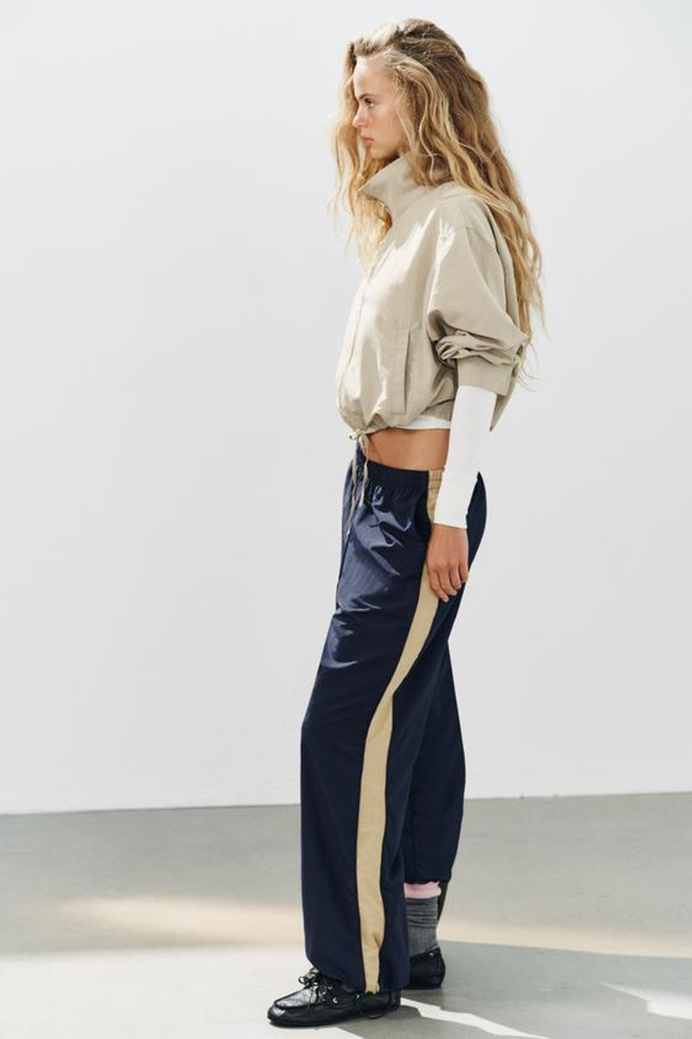 ZARA КУРТКА ИЗ ТЕХНИЧНОЙ ТКАНИ, ЦВЕТ ПРЯЖИ
