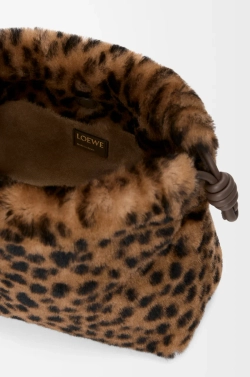 Loewe Средняя сумка Flamenco из овчины с принтом, бежевый/коричневый