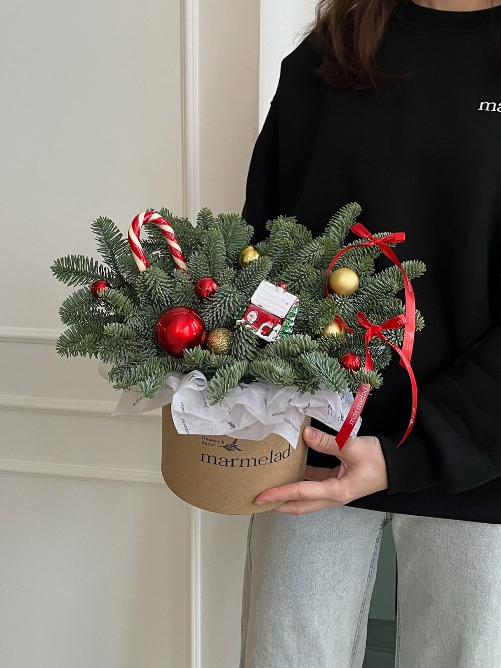 Композиция из хвои с новогодними игрушками