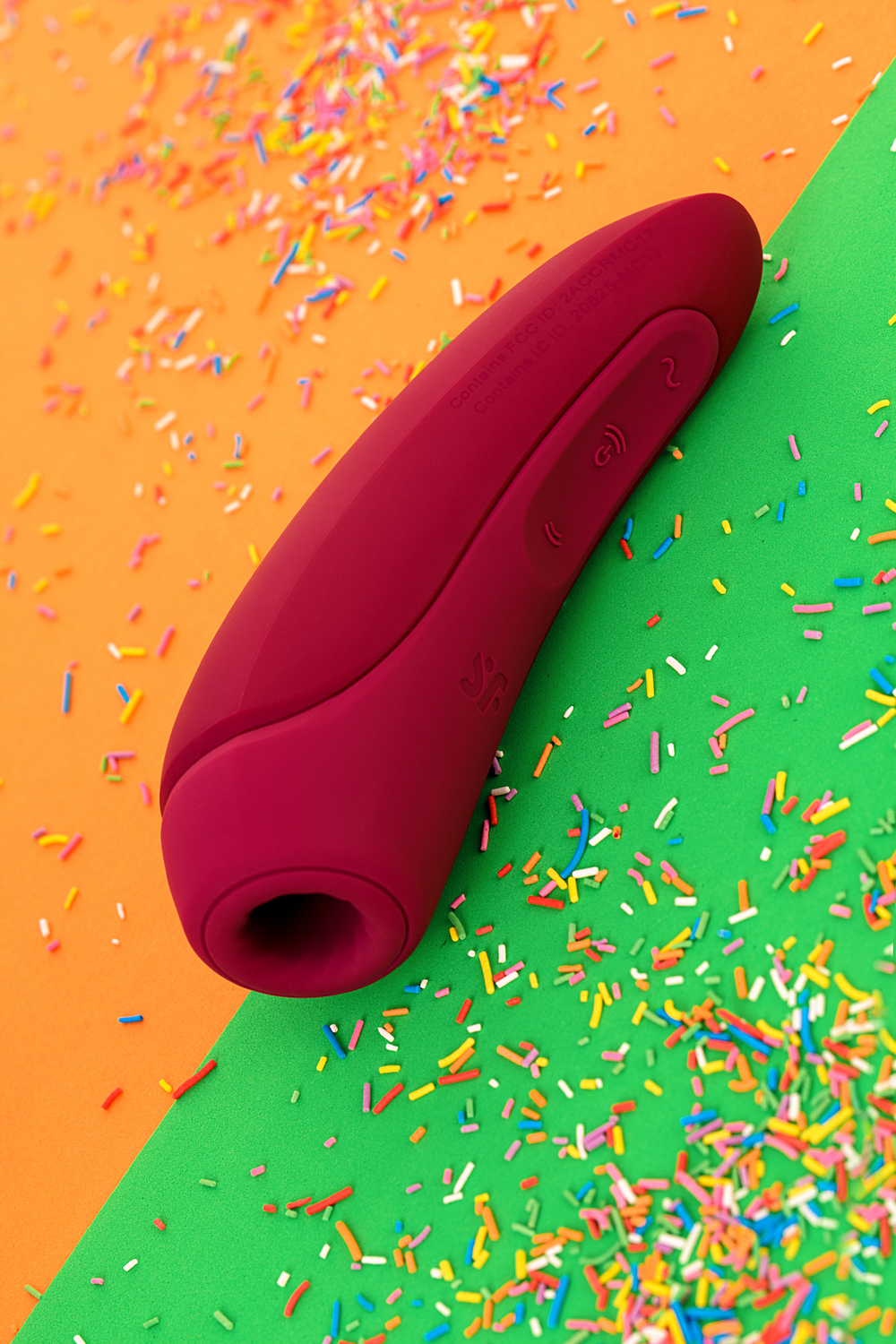 Вакуумно-волновой стимулятор Satisfyer Curvy 1+ с возможностью управления через приложение красный