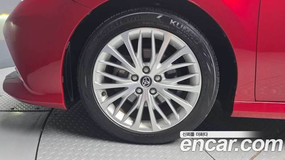 Toyota Camry 2.5 XLE Hybrid — 2019