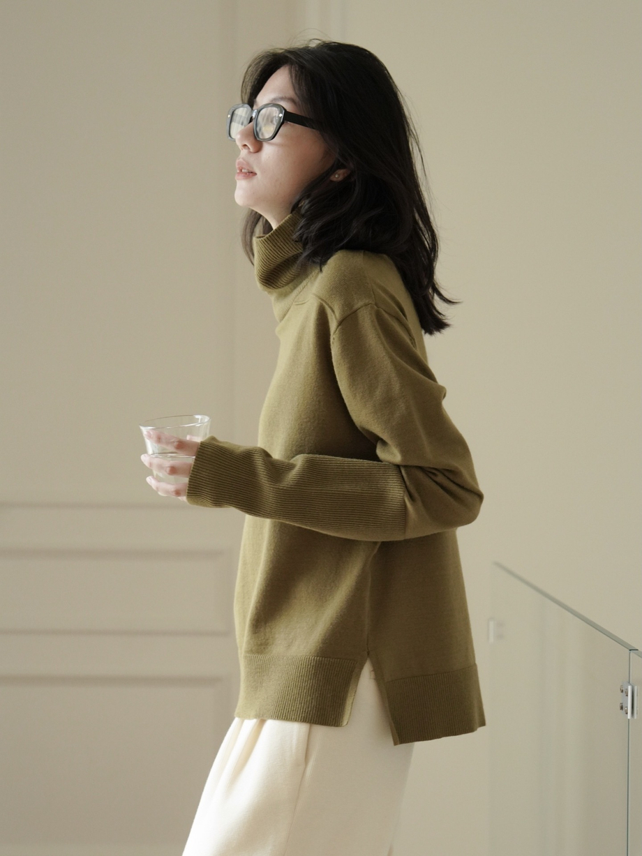 Свитер с высоким воротником (оливково-зелёный)