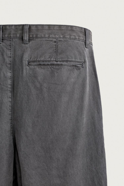 ZARA БРЮКИ ЧИНОС RELAXED FIT СО СКЛАДКАМИ, АНТРАЦИТОВО-СЕРЫЙ