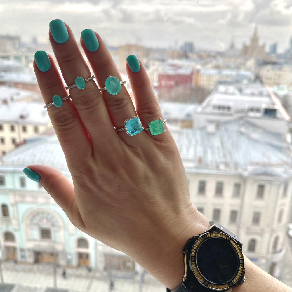 Серебряное кольцо со светло зленым изумрудным кварцем и фианитами
