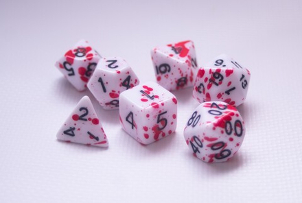 Многоцветный набор кубиков для D&D красные брызги