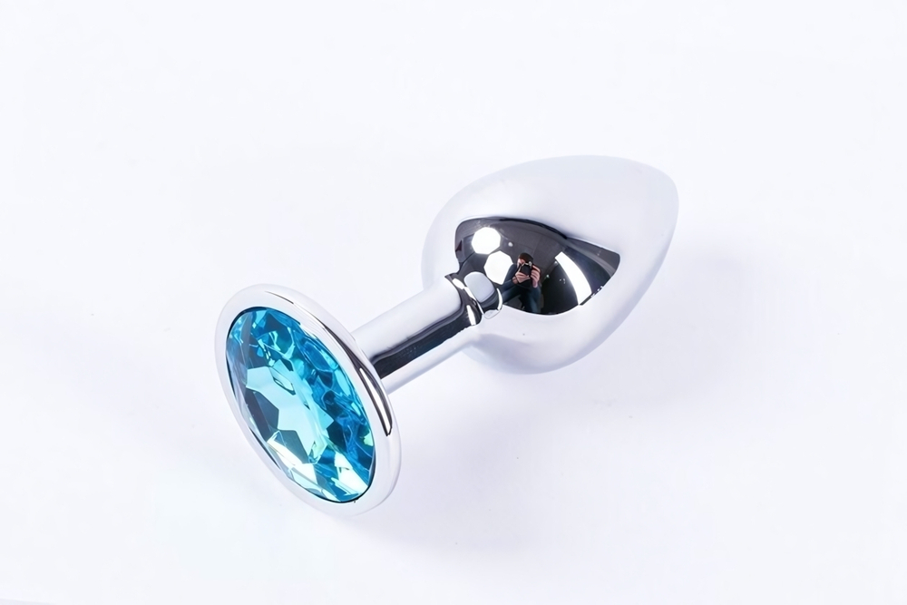 Анальная пробка металлическая серебристая с голубым кристаллом Onjoy Metal Plug Silver Medium (Цвет: серебряный с голубым)