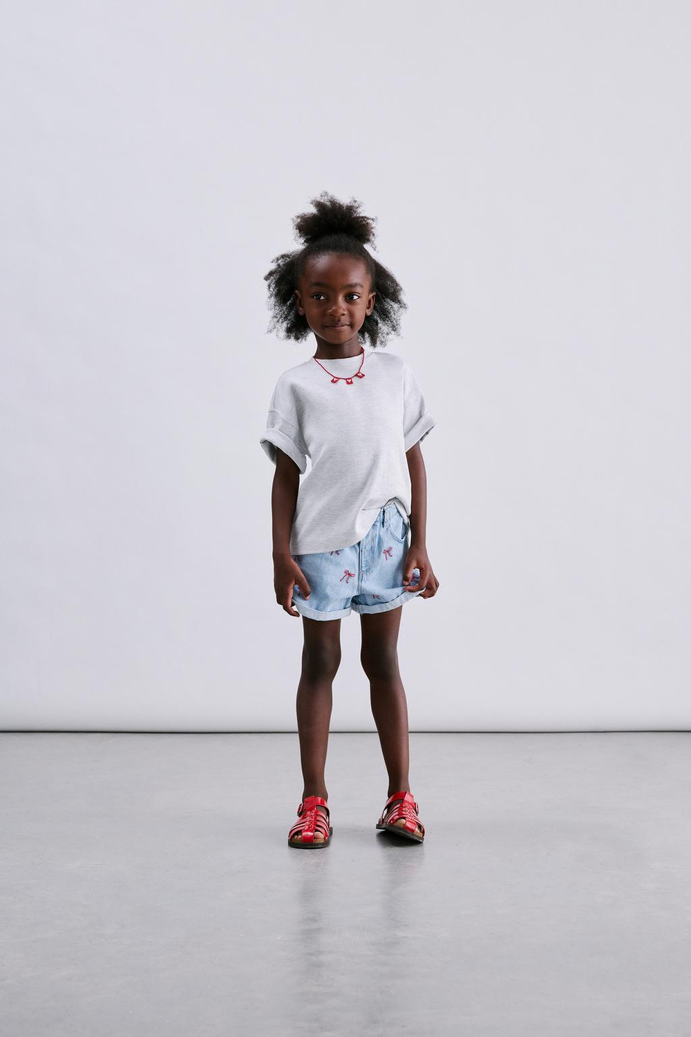 ZARA ДЖИНСОВЫЕ MOM FIT С ВЫШИВКОЙ, ГОЛУБОЙ