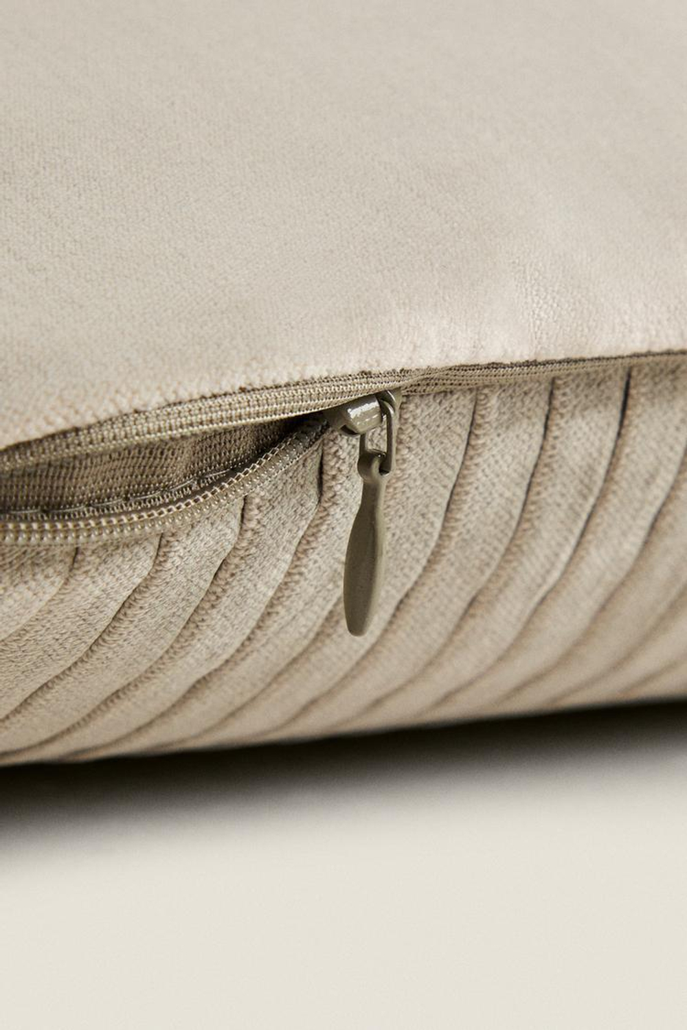 ZARA HOME БАРХАТНЫЙ ЧЕХОЛ ДЛЯ ДЕКОРАТИВНОЙ ПОДУШКИ, ЗЕЛЕНОВАТЫЙ
