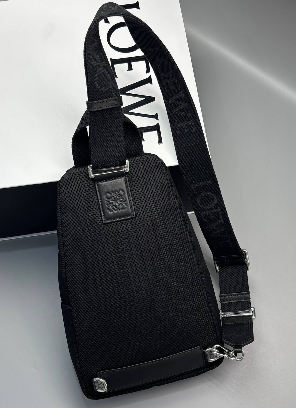 Нагрудная сумка-слинг Loewe
