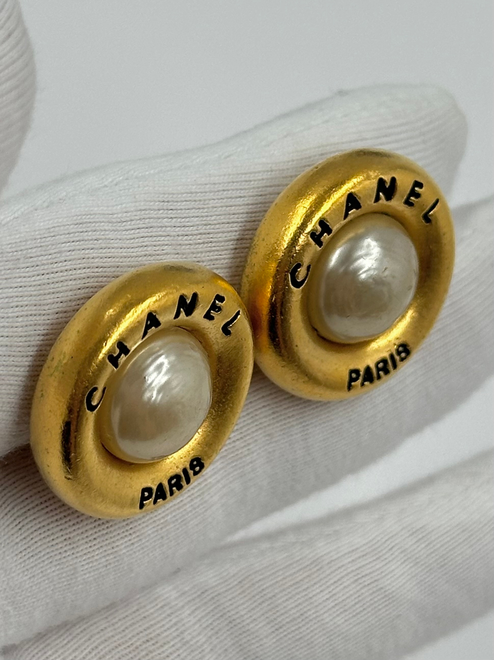 Клипсы с «жемчугом» Chanel