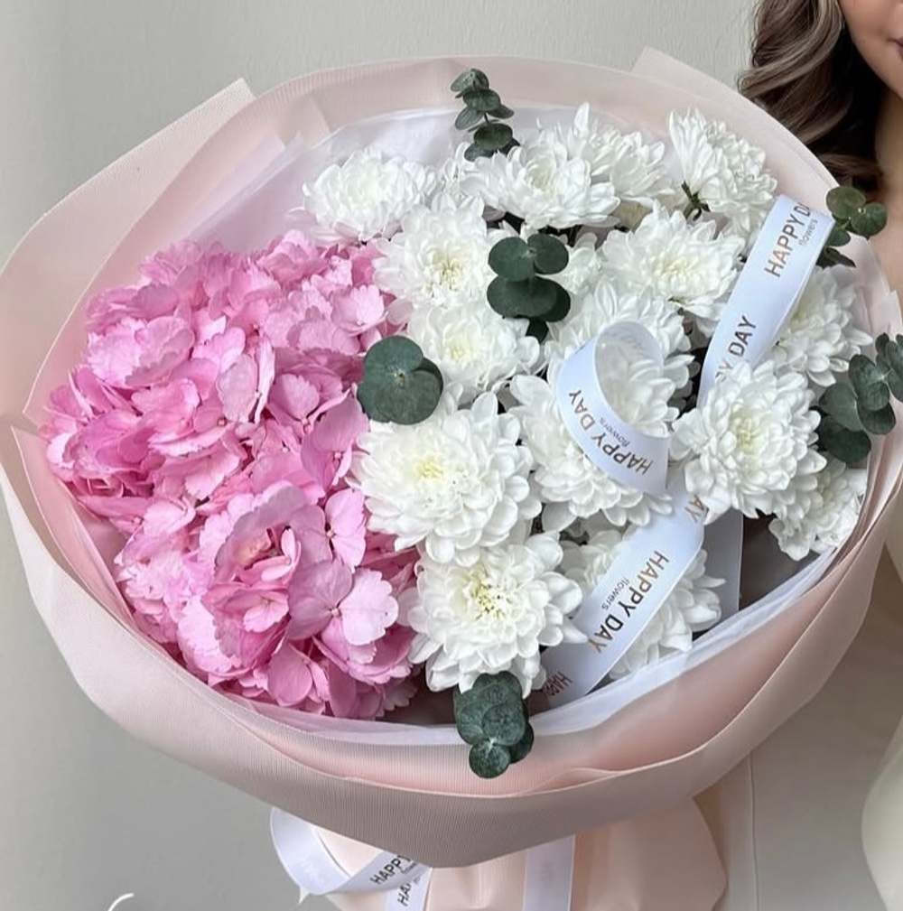 Букет(гортензия розовая,хризантема кустовая белая,эвкалипт)