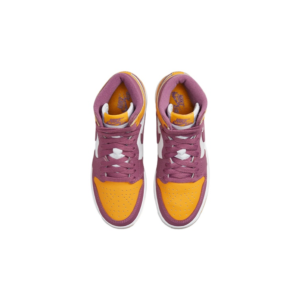 alt="Золотистый носок и бордовый логотип Swoosh на Air Jordan 1 Brotherhood"