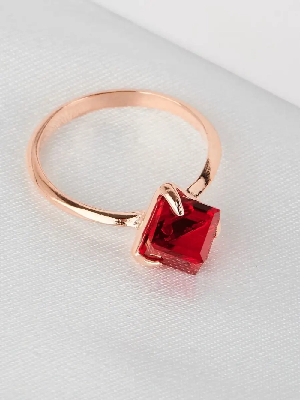 Кольцо Миражи тонкое с красным кристаллом-кубиком Swarovski