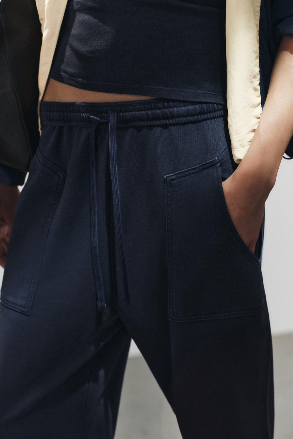 ХЛОПКОВЫЕ БРЮКИ С КАРМАНАМИ — ZARA