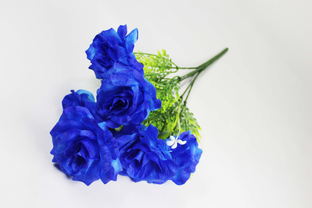 Букет роз с пластиковой зеленью