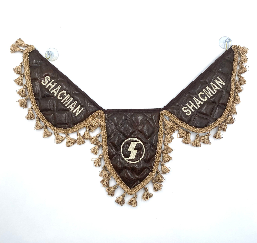 Вымпел тройной Shacman (экокожа, коричневый с бежевой вышивкой)