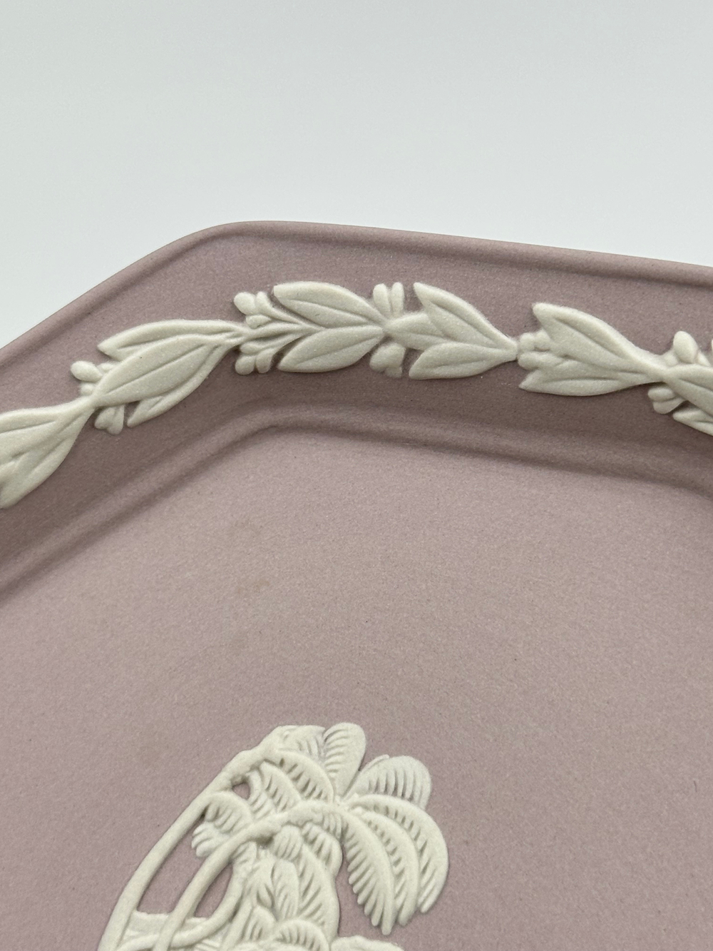 Тарелка декоративная Wedgwood лиловая