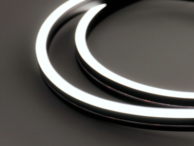 Неоновая лента нейтральная белая 24В IP67 15Вт/м 120 LED/м SMD2835 12×20 мм 20 м постоянного тока чёрная оболочка NE-CC2120-24-15-BLNW-67-20M