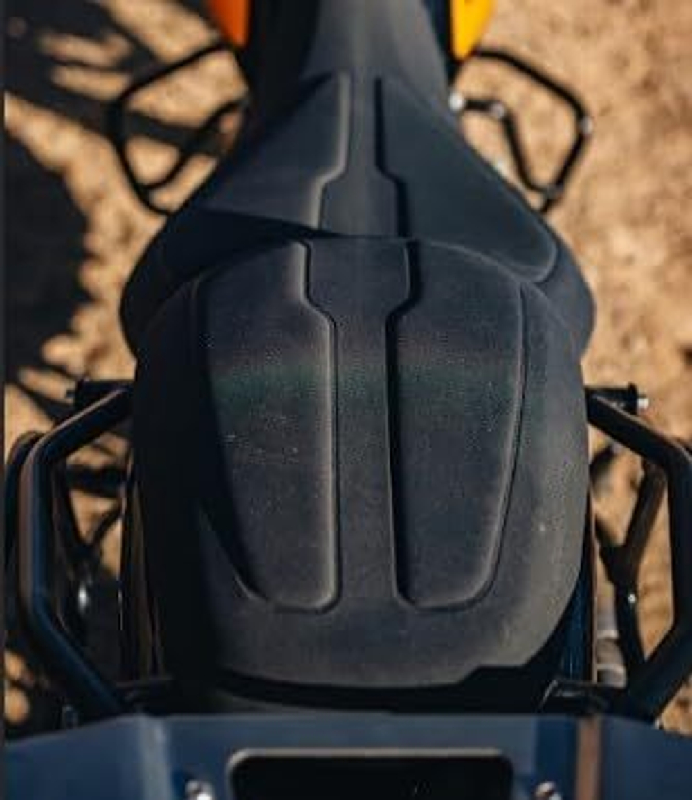 Пассажирское сиденье Royal Enfield, тип - "Adventure", черного цвета, арт. KXA00428
