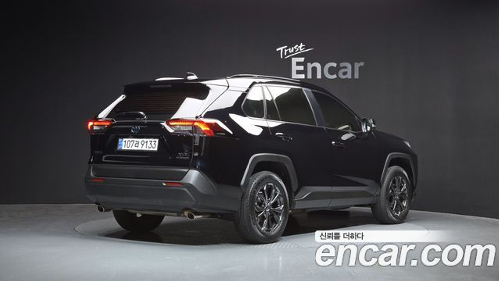 Toyota RAV4 2.5 2WD Hybrid XLE — 2024