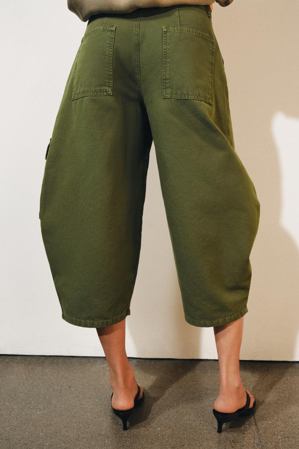 ZARA ДЖИНСЫ-КАРГО КАПРИ СО СРЕДНЕЙ ПОСАДКОЙ — ZW COLLECTION, ХАКИ