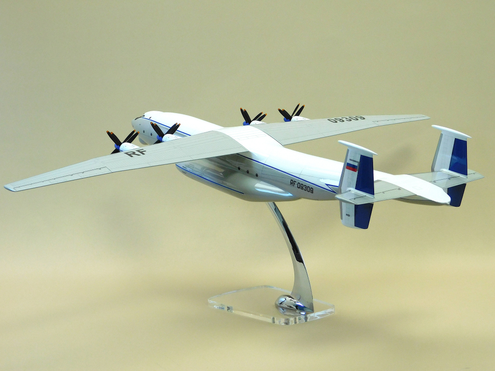 Модель самолета Ан-22 (М1:100, ВТА России, RA-09309)