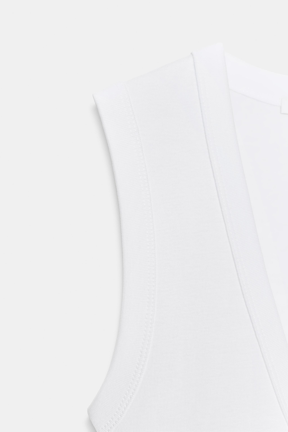 ХЛОПКОВАЯ ФУТБОЛКА В ПОЛОСКУ С V-ОБРАЗНЫМ ВЫРЕЗОМ — ZARA