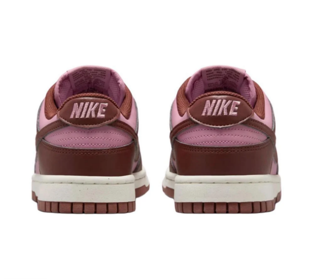 alt="Nike Dunk Low Next Nature DD1873-114 задняя часть с логотипом"