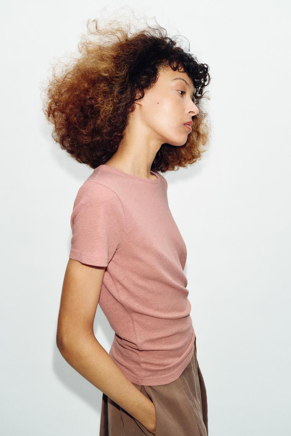 ZARA ФУТБОЛКА ИЗ ХЛОПКА И ЛЬНА С КОРОТКИМИ РУКАВАМИ, ЦВЕТ РОЗОВОГО МЕЛА