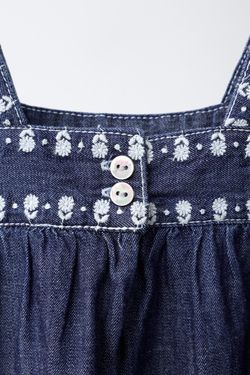 ZARA ПЛАТЬЕ ИЗ ДЕНИМА С ВЫШИВКОЙ, СИНИЙ