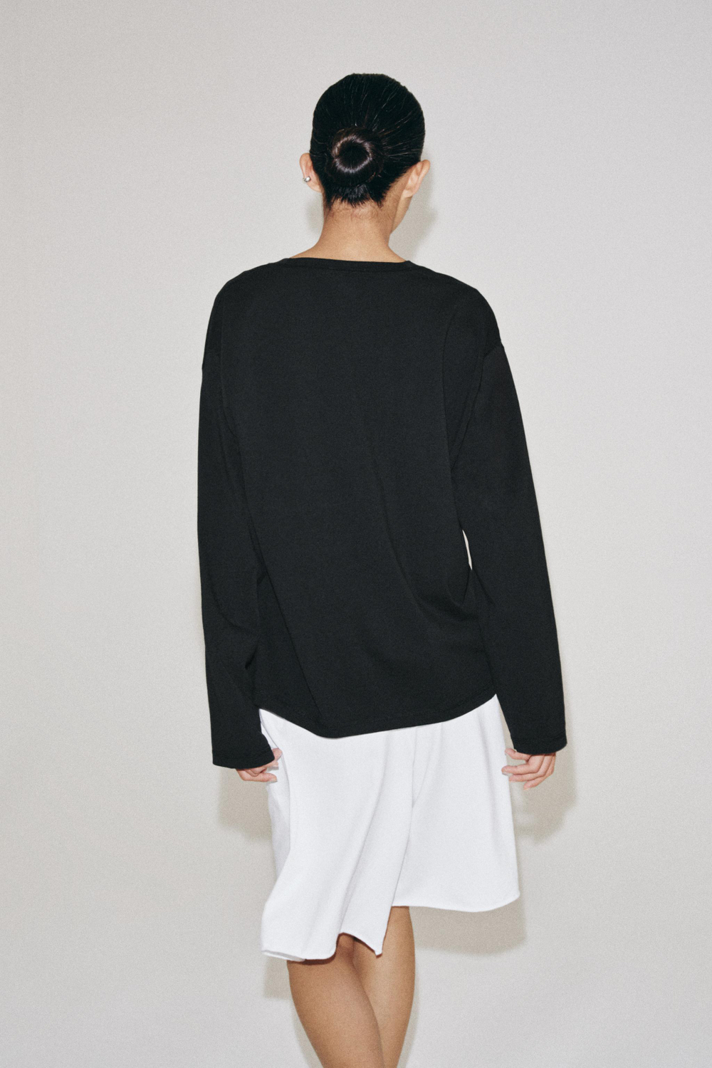 ХЛОПКОВАЯ ФУТБОЛКА С V-ОБРАЗНЫМ ВЫРЕЗОМ — ZARA
