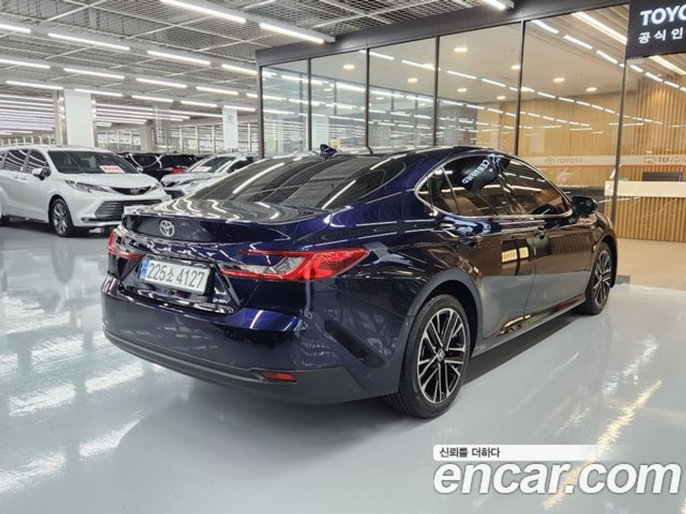 Toyota Camry 2.5 XLE Hybrid — 2025