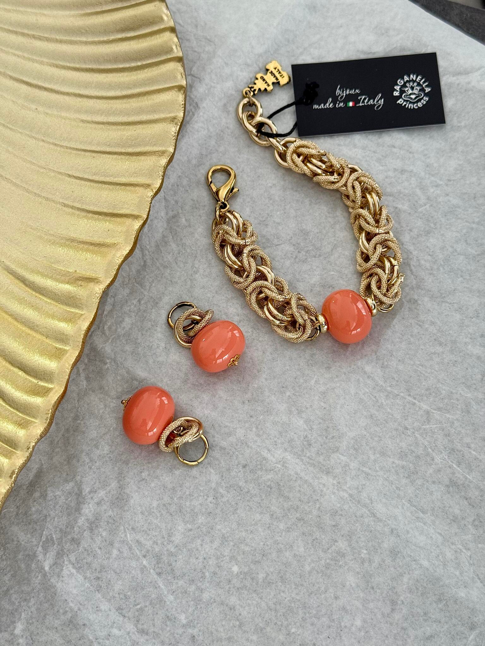 Серьги с коралловым жемчугом Майорка, оттенок золото