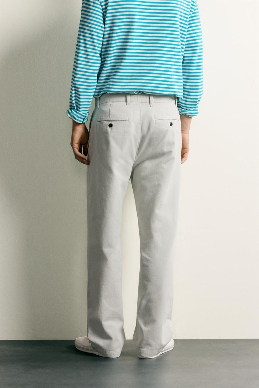 ZARA БРЮКИ ЧИНОС STRAIGHT FIT СО СКЛАДКАМИ, СЕРЫЙ
