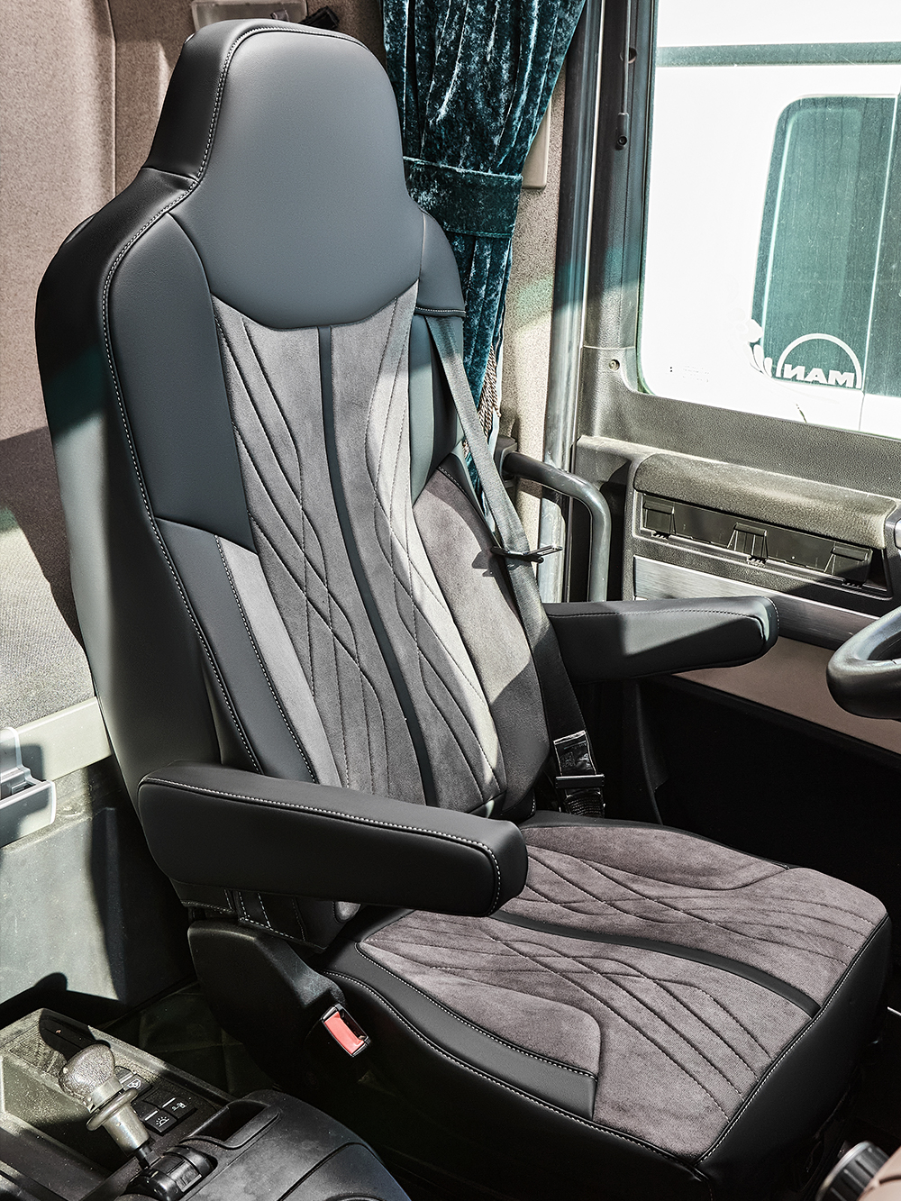 Чехлы Люкс MAN TGX до 2021 года (экокожа, черный, серая вставка)