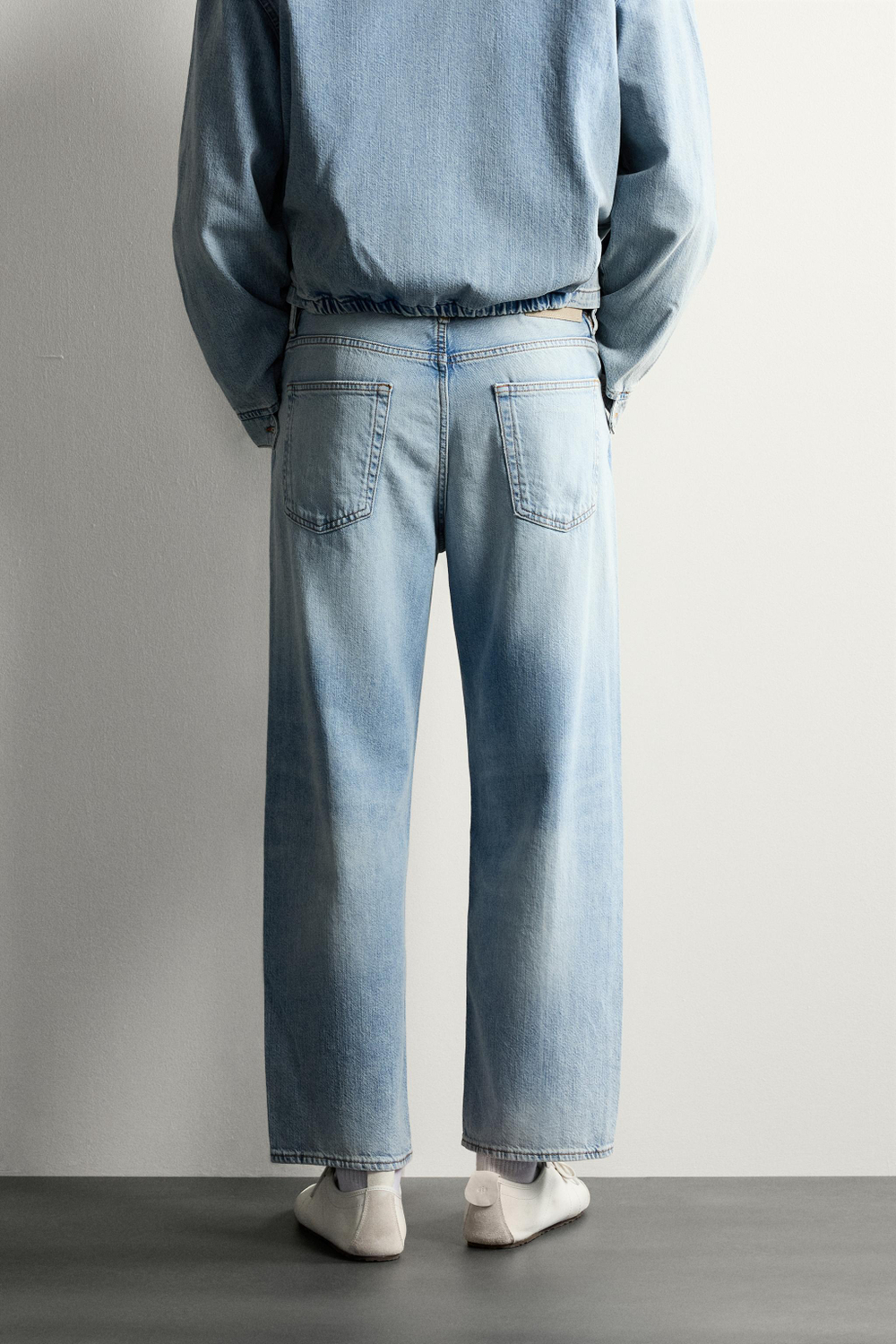 ЛЕГКИЕ УКОРОЧЕННЫЕ ДЖИНСЫ REGULAR FIT — ZARA