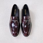 Мужские кожаные лоферы Prada с треугольным логотипом — бордовые — фото 2
