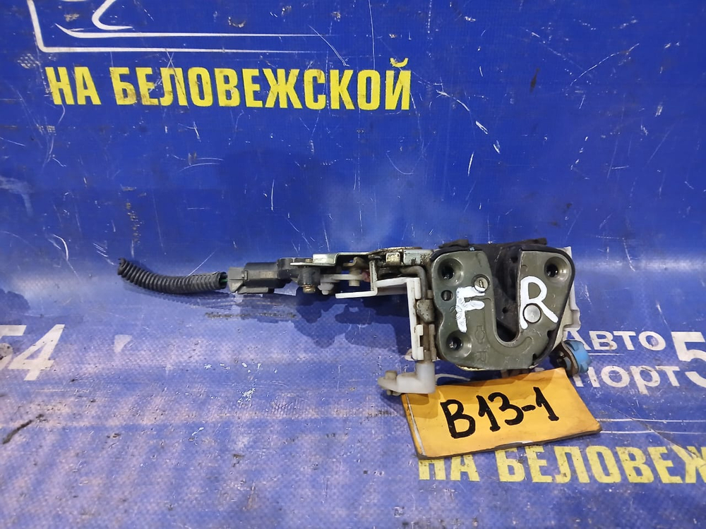 Замок двери передней правой NISSAN SUNNY 1990