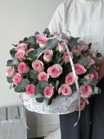 Цветочная корзина из роз и эвкалипта размер L