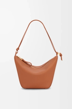 Loewe Мини сумка-хобо Hammock из классической телячьей кожи, желто-коричневый