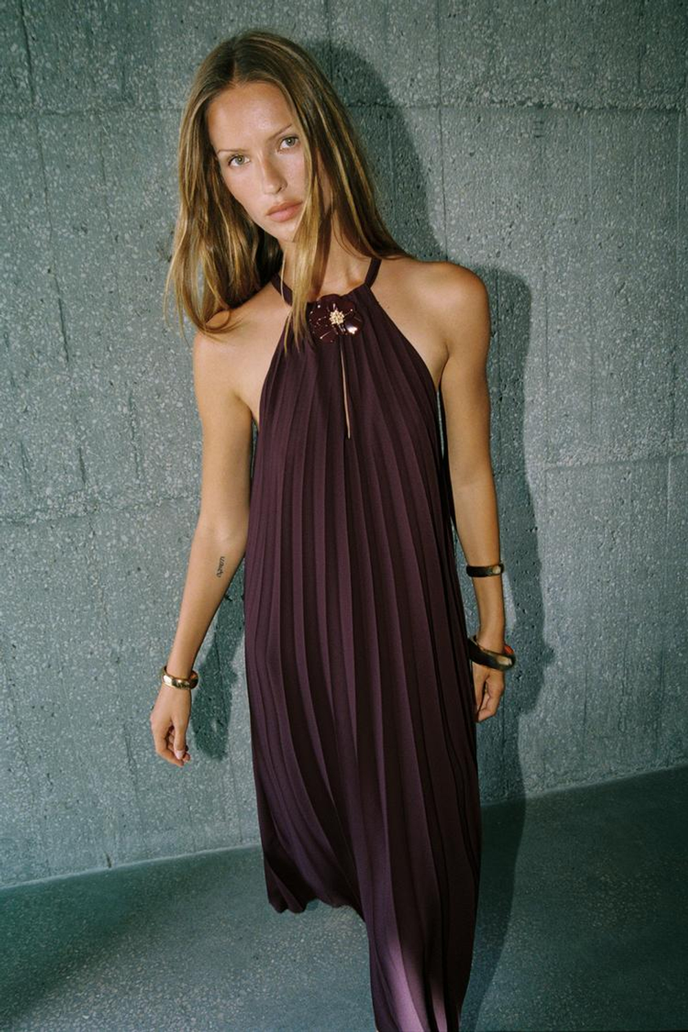 ZARA ПЛИССИРОВАННОЕ ПЛАТЬЕ МИДИ С БРОШЬЮ-ЦВЕТКОМ, БАКЛАЖАННЫЙ