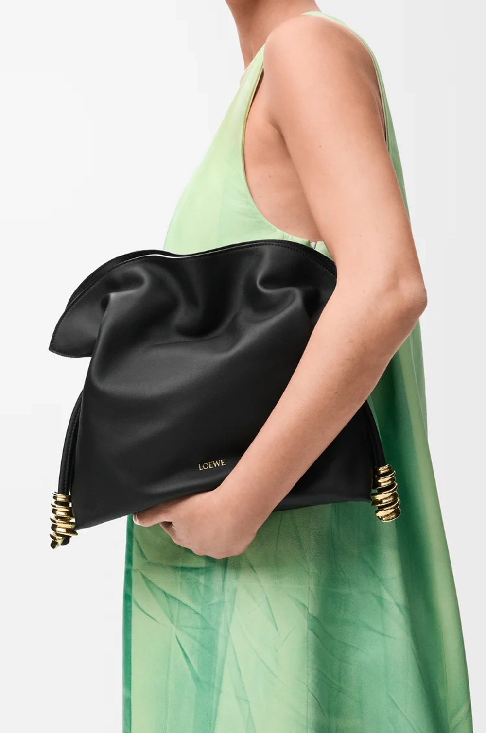 Loewe Сумка-клатч среднего размера Coil Flamenco из телячьей кожи наппа, черный