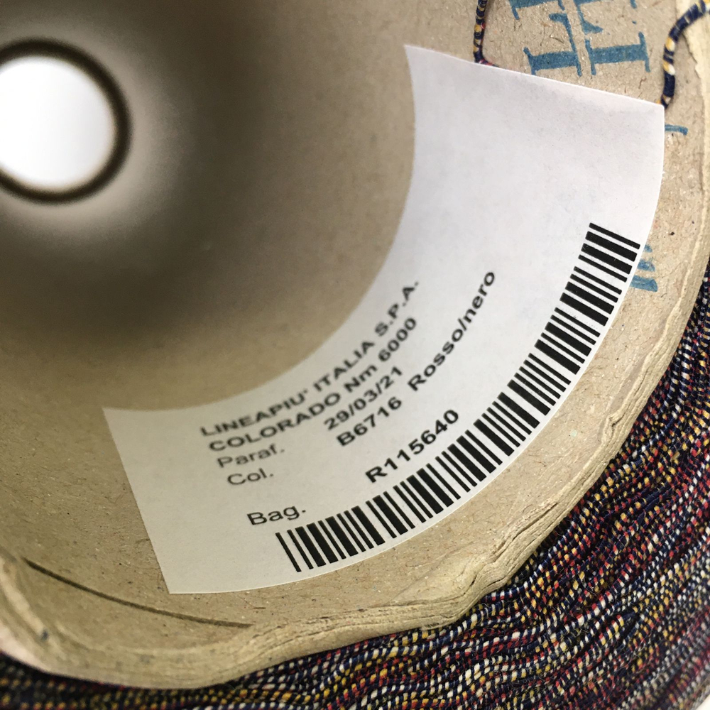 COLORADO - lineapiu'; 68% хлопок, 32% п/а; 600м/100гр; цвет: B6716 Rosso/nero, missoni: красная, желтая и белая нити в фиолетовой оплетке MPo