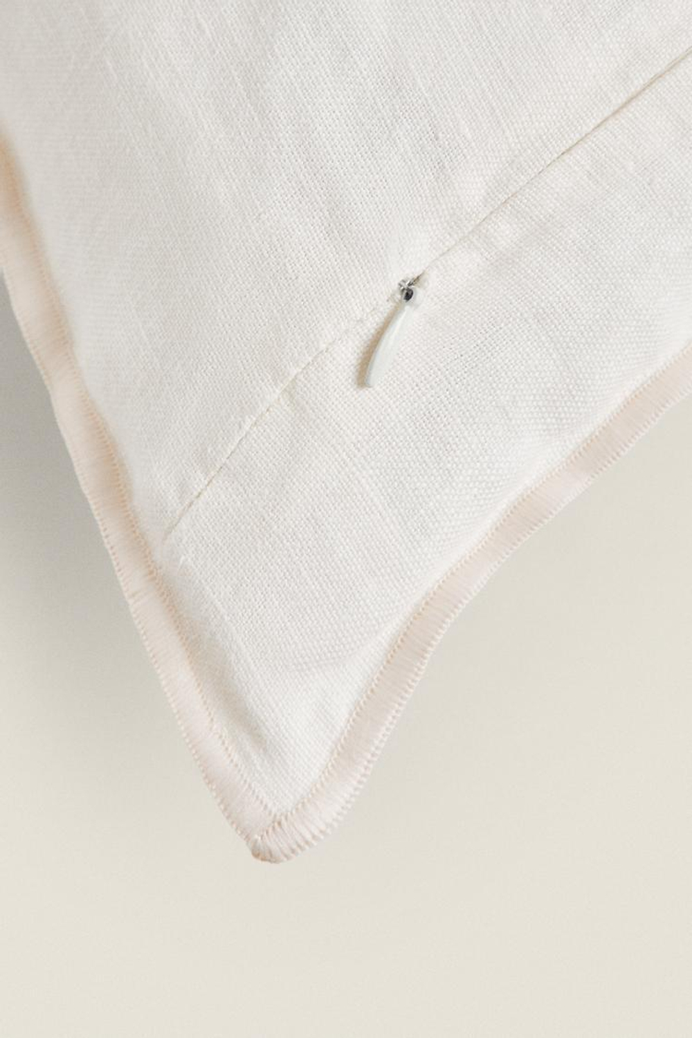 ZARA HOME ЧЕХОЛ НА ПОДУШКУ С ОВЕРЛОКОМ, БЕЛЫЙ