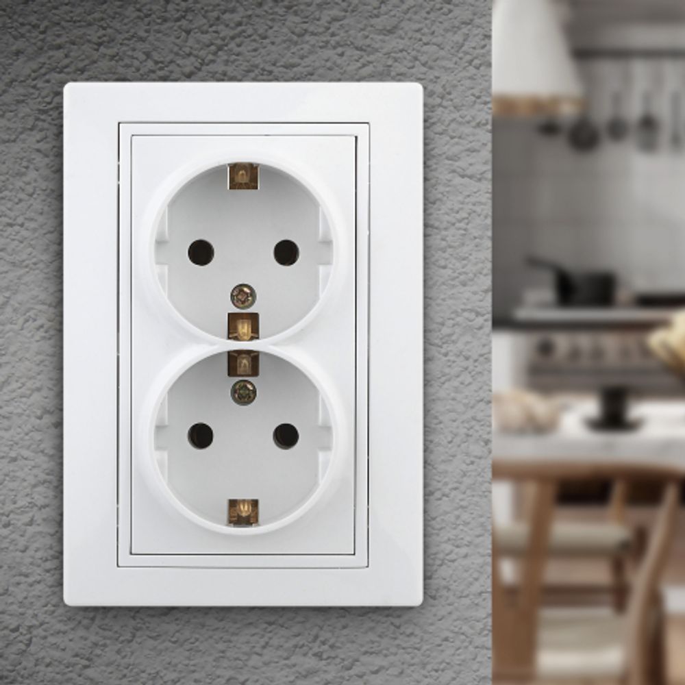 Розетка Intro Plano 1Э-205-01 с заземлением двойная 2X2P+E Schuko 16А-250В СУ без лапок белый | Intro